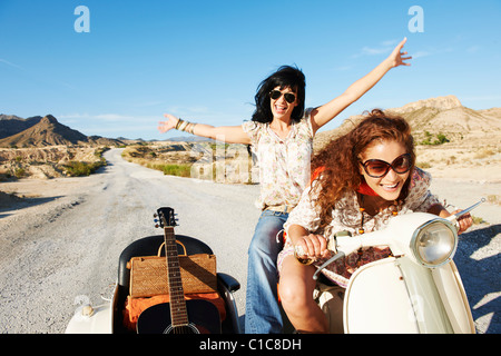 Frauen mit Motorrad und Seitenwagen Stockfoto