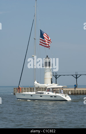 St Joseph North Pier Light äußeren Ende des North Pier am Lake Michigan Segeln Boot Stockfoto