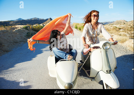 Frauen fahren mit Motorrad und Seitenwagen Stockfoto