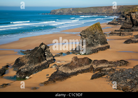 Ein Blick auf den Strand bei Bedruthan Steps in Cornwall UK zeigt Stapel der Felsen und das Meer Stockfoto