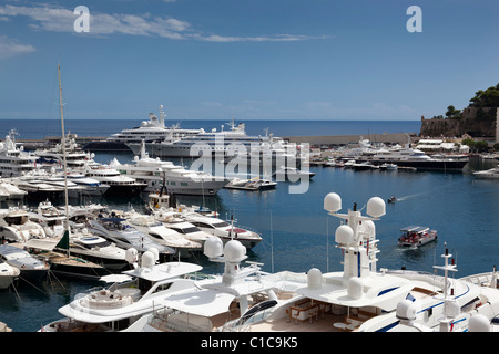 Die geschäftigen Hafen im Port Hercules in Monaco mit vielen teuren Boote zu sehen. Stockfoto