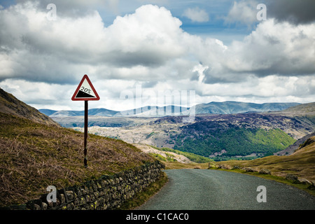 Gradient Road Schild auf einer Bergstraße, Landstraße, am Honister Pass in Borrowdale im Lake District, England, Großbritannien Stockfoto