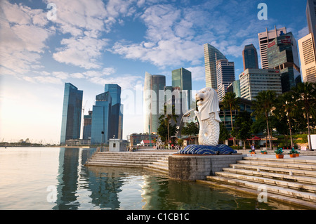 Der Merlion Statue mit der Skyline der Stadt im Hintergrund, Marina Bay, Singapur Stockfoto