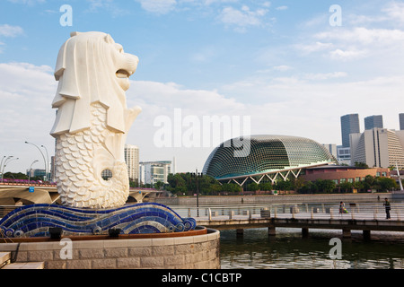 Der Merlion Statue mit der Esplanade - Theatres on Bay Gebäude im Hintergrund, Marina Bay, Singapur Stockfoto