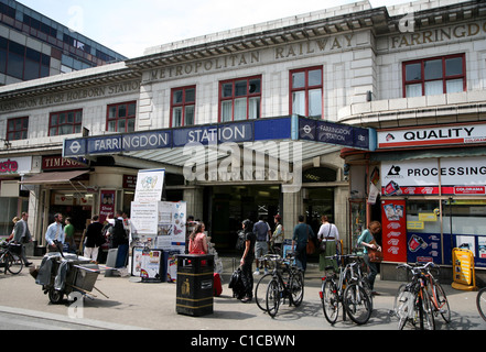 Allgemeine Ansicht Gv vom Eingang zur u-Bahn-Station Farringdon in London, England. Stockfoto