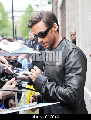 Hugh Jackman freut sich Autogramme nach Glaubensbekennenden Fans beim Verlassen der Radio One Studios. Die antipodean Stück ist Stockfoto