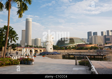 Der Merlion Statue mit der Esplanade - Theatres on Bay Gebäude im Hintergrund, Marina Bay, Singapur Stockfoto