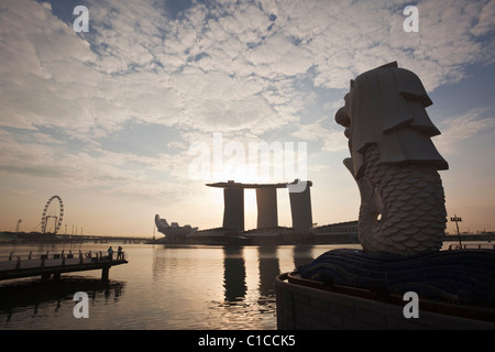 Der Merlion Statue und Marina Bay Sands Silhouette in der Morgendämmerung.  Marina Bay, Singapur Stockfoto