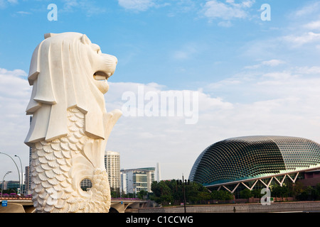 Der Merlion Statue mit der Esplanade - Theatres on Bay Gebäude im Hintergrund, Marina Bay, Singapur Stockfoto