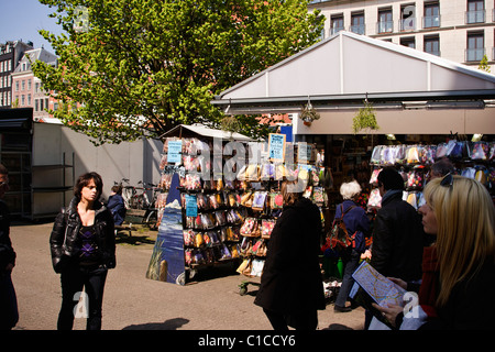 Blumen, Clogs & Cannabis-Starter-Kits - alle verfügbaren auf dem Blumenmarkt in Amsterdam Stockfoto