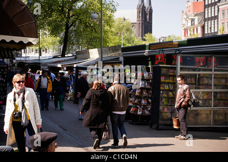 Blumen, Clogs & Cannabis-Starter-Kits - alle verfügbaren auf dem Blumenmarkt in Amsterdam Stockfoto