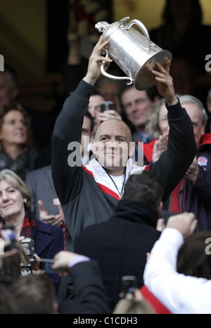 MIKE TINDALL mit CALCUTTA CUP ENGLAND V Schottland ENGLAND V Schottland TWICKENHAM MIDDLESEX ENGLAND 13. März 2011 Stockfoto