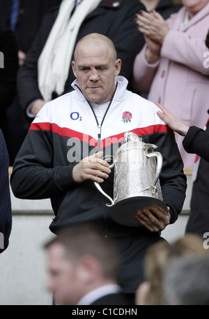 MIKE TINDALL mit CALCUTTA CUP ENGLAND V Schottland ENGLAND V Schottland TWICKENHAM MIDDLESEX ENGLAND 13. März 2011 Stockfoto