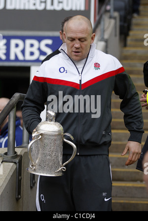 MIKE TINDALL mit CALCUTTA CUP ENGLAND V Schottland ENGLAND V Schottland TWICKENHAM MIDDLESEX ENGLAND 13. März 2011 Stockfoto