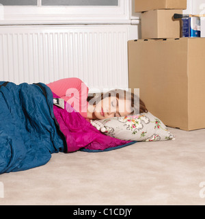 Junge Frau neben Boxen Stockfoto