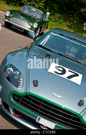 Zwei Aston Martin Autos im Bild zusammen. Stockfoto