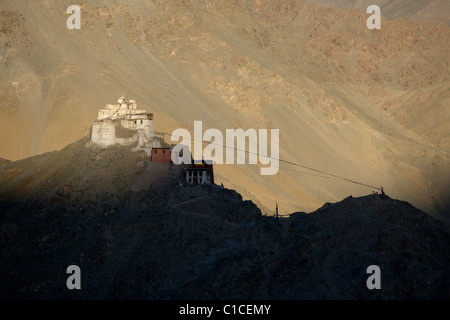 Sonnenuntergang Schatten schleicht sich der Namgyal Tsemos Gompa, gesehen von der Shanti Stupa, Leh (Ladakh) Jammu & Kaschmir, Indien Stockfoto