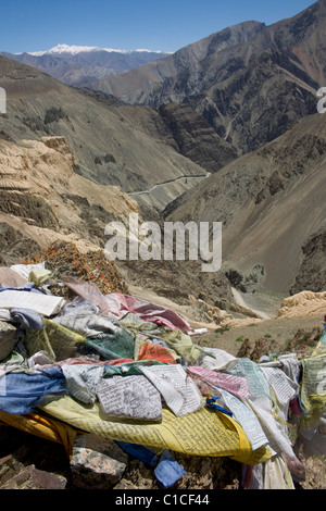 Gebet an der neuen High-Straße von Srinagar-Leh Landstraße, in der Nähe von Lamayuru, Fahnen (Ladakh) Jammu & Kaschmir, Indien Stockfoto