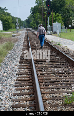 Mann zu Fuß die Railroad tracks Palatka, Florida Stockfoto
