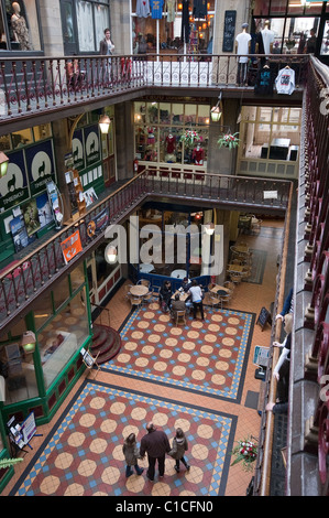 Unabhängige Geschäfte im Einkaufszentrum Byram Arcade-Huddersfield Stockfoto