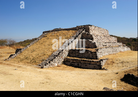 Kleine Pyramide im unteren Plaza in Xochicalco im Bundesstaat Morelos, Mexiko Stockfoto