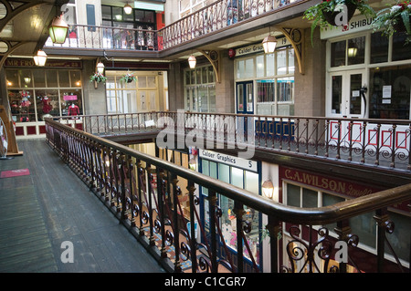 Unabhängige Geschäfte im Einkaufszentrum Byram Arcade-Huddersfield Stockfoto