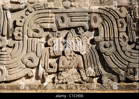 Wandrelief aus Pyramide der gefiederten Schlange bei Xochicalco im Bundesstaat Morelos, Mexiko Stockfoto