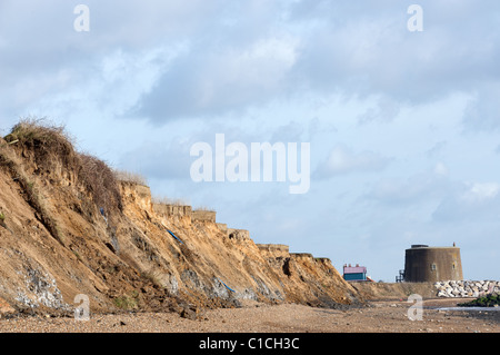 Auswirkungen der Küstenerosion, Suffolk, England. Stockfoto