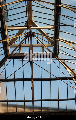 Unabhängige Geschäfte im Einkaufszentrum Byram Arcade-Huddersfield Stockfoto