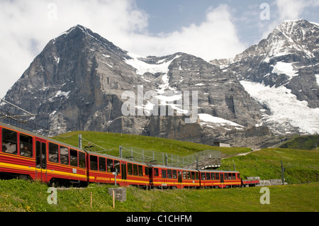 Szene auf der kleinen Scheidegg in den Schweizer Alpen mit dem Eiger und Monch hinter Stockfoto