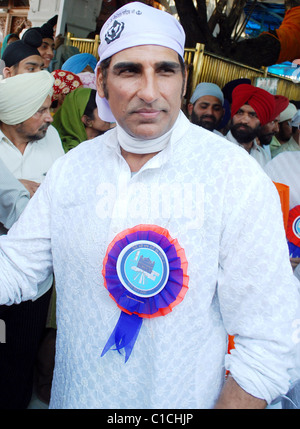 Bollywood Schauspieler Mukesh Rishi auf seinem Weg nach Zahlen Ehrerbietung am goldenen Tempel bei seinem Besuch in Amritsar Amritsar, Indien- Stockfoto