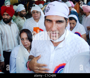 Bollywood Schauspieler Mukesh Rishi auf seinem Weg nach Zahlen Ehrerbietung am goldenen Tempel bei seinem Besuch in Amritsar Amritsar, Indien- Stockfoto