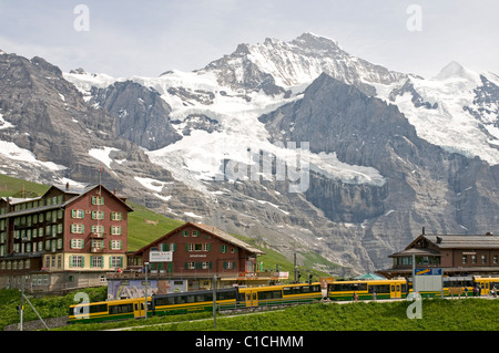 Szene auf der kleinen Scheidegg in den Schweizer Alpen, mit der Jungfrau und Silberhorn Gipfel hinter Stockfoto