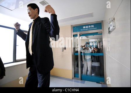 Die weltweit höchste Person, Zhang Juncai, (Wer steht bei 7 ft 9ins hoch) besucht Yao Defen (Wer ist der weltweit höchste lebende Stockfoto