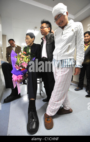 Die weltweit höchste Person, Zhang Juncai, (Wer steht bei 7 ft 9ins hoch) besucht Yao Defen (Wer ist der weltweit höchste lebende Stockfoto