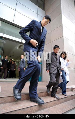 Die weltweit höchste Person, Zhang Juncai, (Wer steht bei 7 ft 9ins hoch) besucht Yao Defen (Wer ist der weltweit höchste lebende Stockfoto