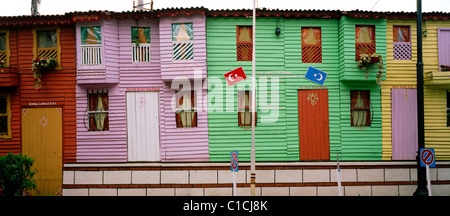 Bunte türkische traditionelle Gehäuse in Istanbul in der Türkei im Nahen Osten Asien. Haus Häuser Architektur Holz lebendigen Lifestyle Home Reisen Stockfoto