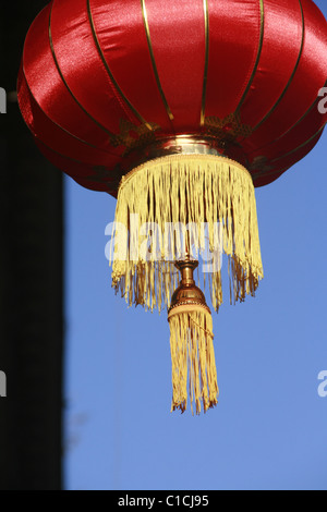 roter Lampion hängen im blauen Himmel Stockfoto