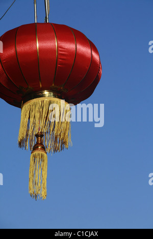 roter Lampion hängen im blauen Himmel Stockfoto