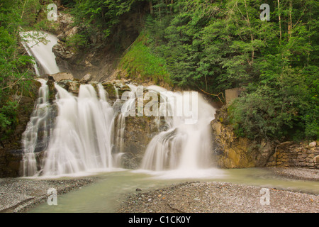 Wasserfall in der grünen Natur in der Schweiz hautnah Stockfoto