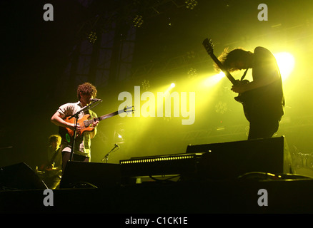Yannis Philippakis aus der Fohlen, die live auf der Bühne bei Olympia. London, England - 11.04.09 Burak Cingi / Stockfoto