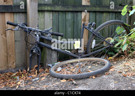 Gedumpten Fahrrad in Cambridge UK gebrochen Stockfoto