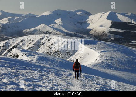 Walker auf Blencathra im Winter mit Blick auf Causey Hecht, Coledale, Grasmoor und Grisedale Pike im englischen Lake District Stockfoto