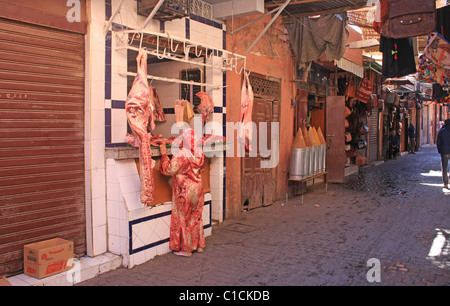 Eine Frau kauft Fleisch von einem Metzger in Marrakesch Stockfoto