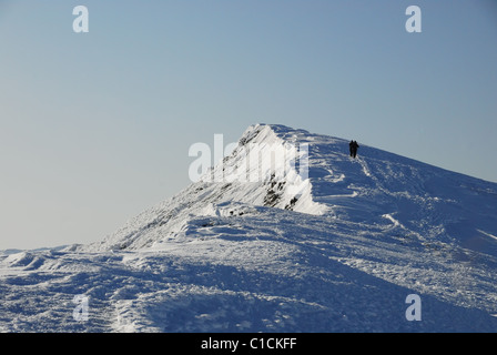 Walker auf dem Schnee bedeckt Gipfel Grat von Blencathra im Winter im englischen Lake District Stockfoto