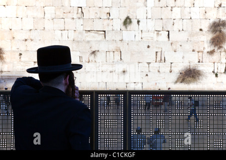 Israel, Jerusalem, ein orthodoxer Jude, der Blick auf die westliche Wand Stockfoto