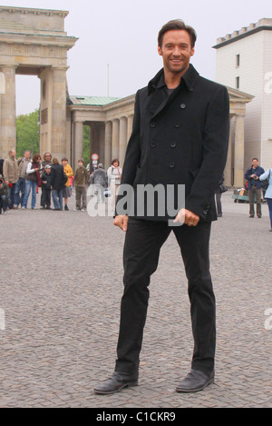 Hugh Jackman bei einem Fototermin für seinen neuen Film "X-Men Origins: Wolverine" am Brandenburger Tor (Brandenburger Tor) Berlin, Stockfoto