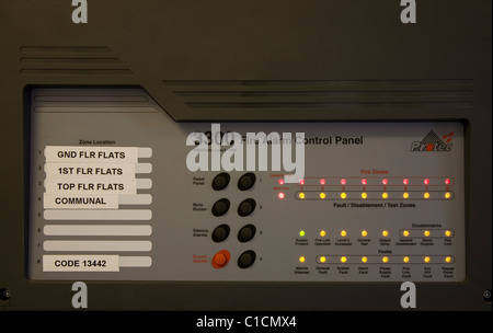 3300 Brandmelderzentrale und Feueralarm Callpoint - Kontrollpunkt Stockfoto