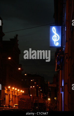 Musik Hinweis Neon Ladenschild nachts Stockfoto