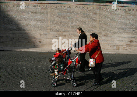 Menschen durch die lateinische Inschrift auf der Ara Pacis Denkmal in Rom Stockfoto